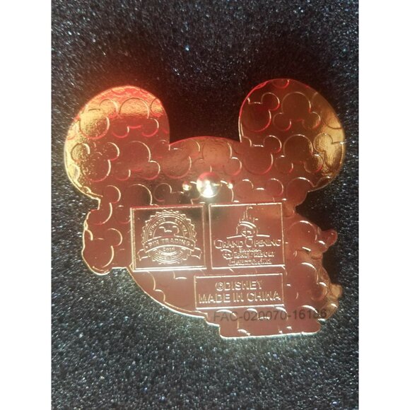 Disney Winnie Pooh Trading Pin Shanghai Bling Lapel Pin Brooch Badge Jewelry Pin - Picture 4 of 5